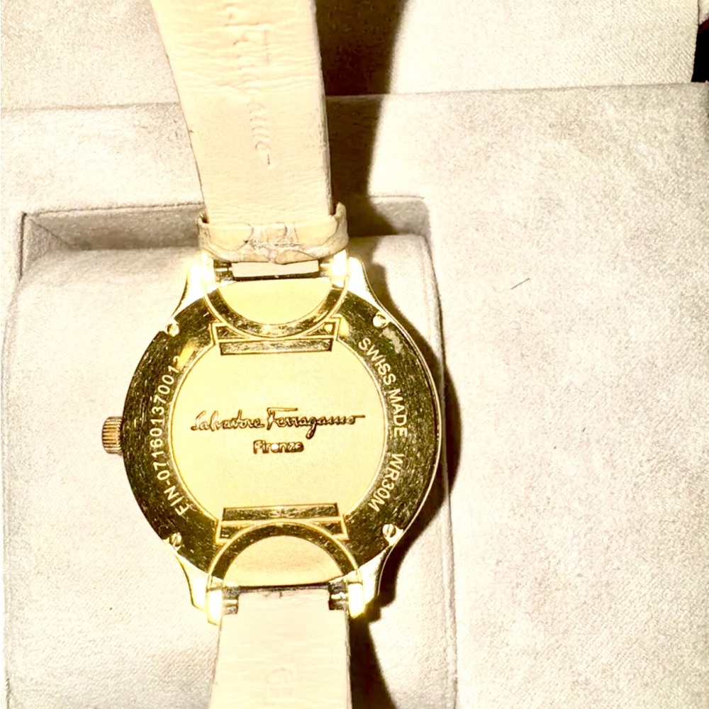 Salvatore Ferragamo Signature 38mm  IP 1N Diam Beige.Leather strap
CodeFIZ080015